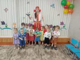 Утренник в первой младшей группе "Весна в гостях у малышей" Утренник в первой младшей группе "Весна в гостях у малышей".